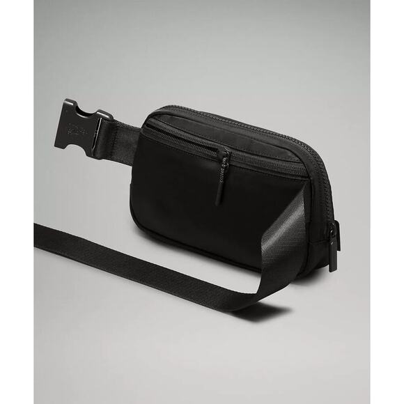 Lululemon Everywhere Belt Bag 1L Black Adjustable Strap Hands-Free Travel NEW - Picture 4 of 10